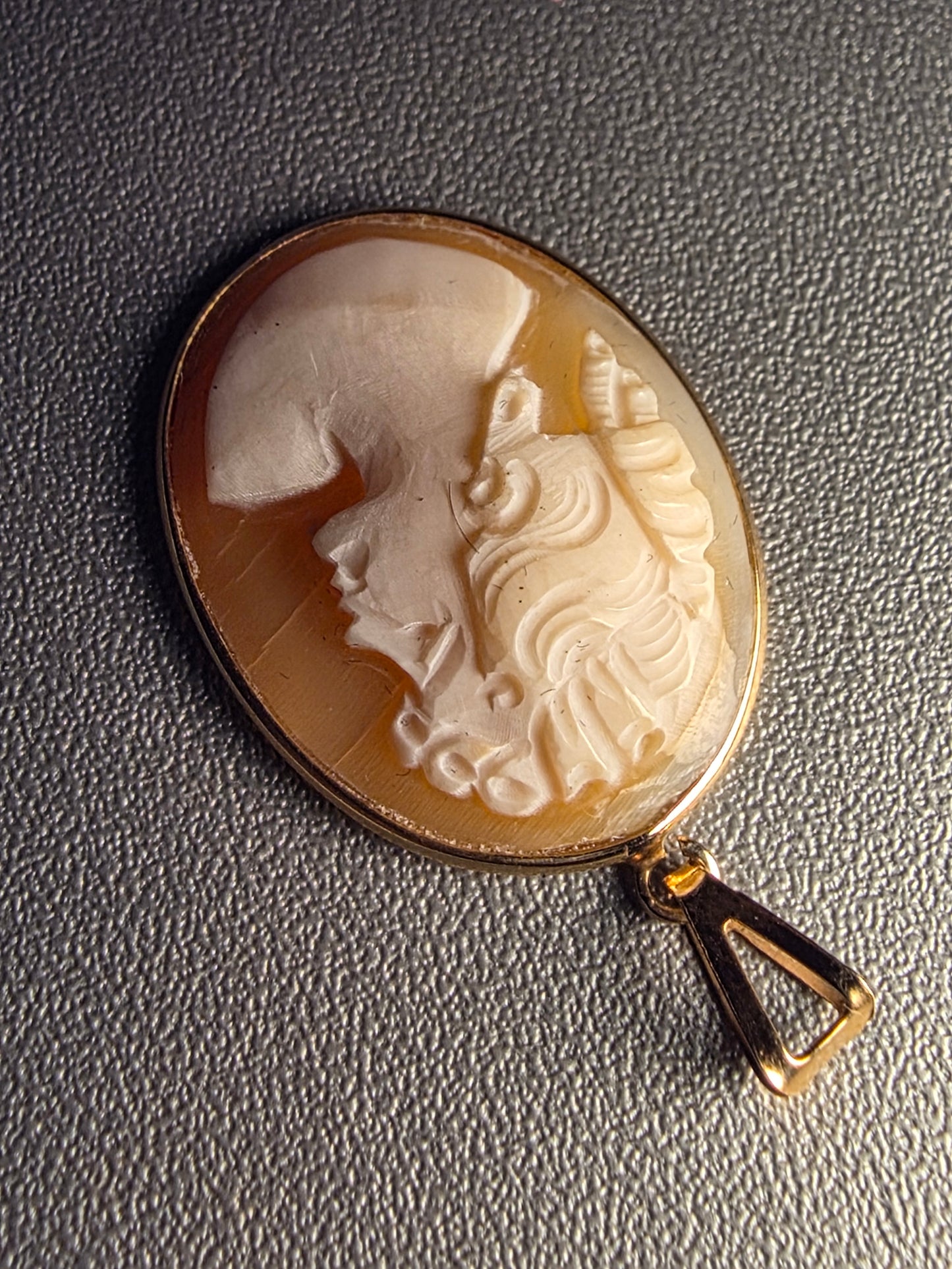 Vintage 14k Yellow Gold Oval Shaped Genuine Carved Shell Cameo