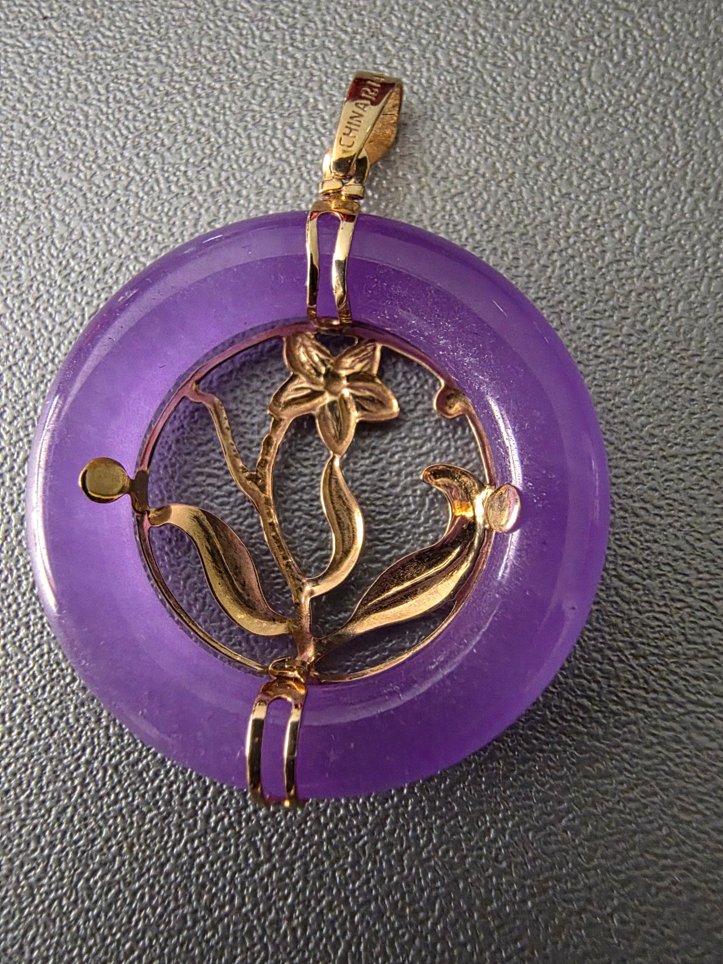 14K YELLOW GOLD PURPLE JADE PENDANT